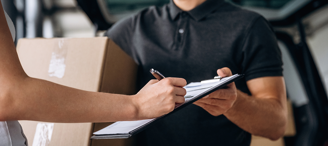 Dostawa paczki, podpis na formularzu dostawy
